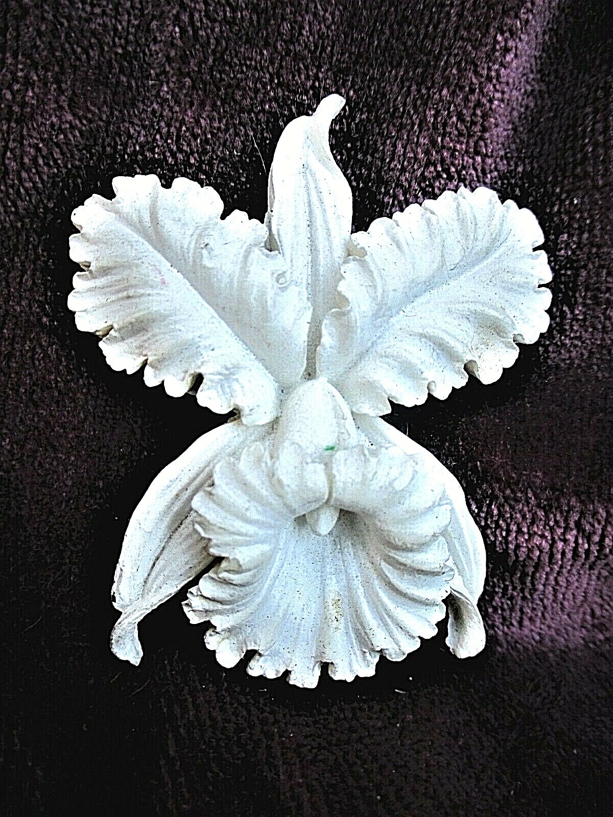 VINTAGE 1940'S EXOTIC WHITE PLASTIC ORCHID BROOCH… - image 3