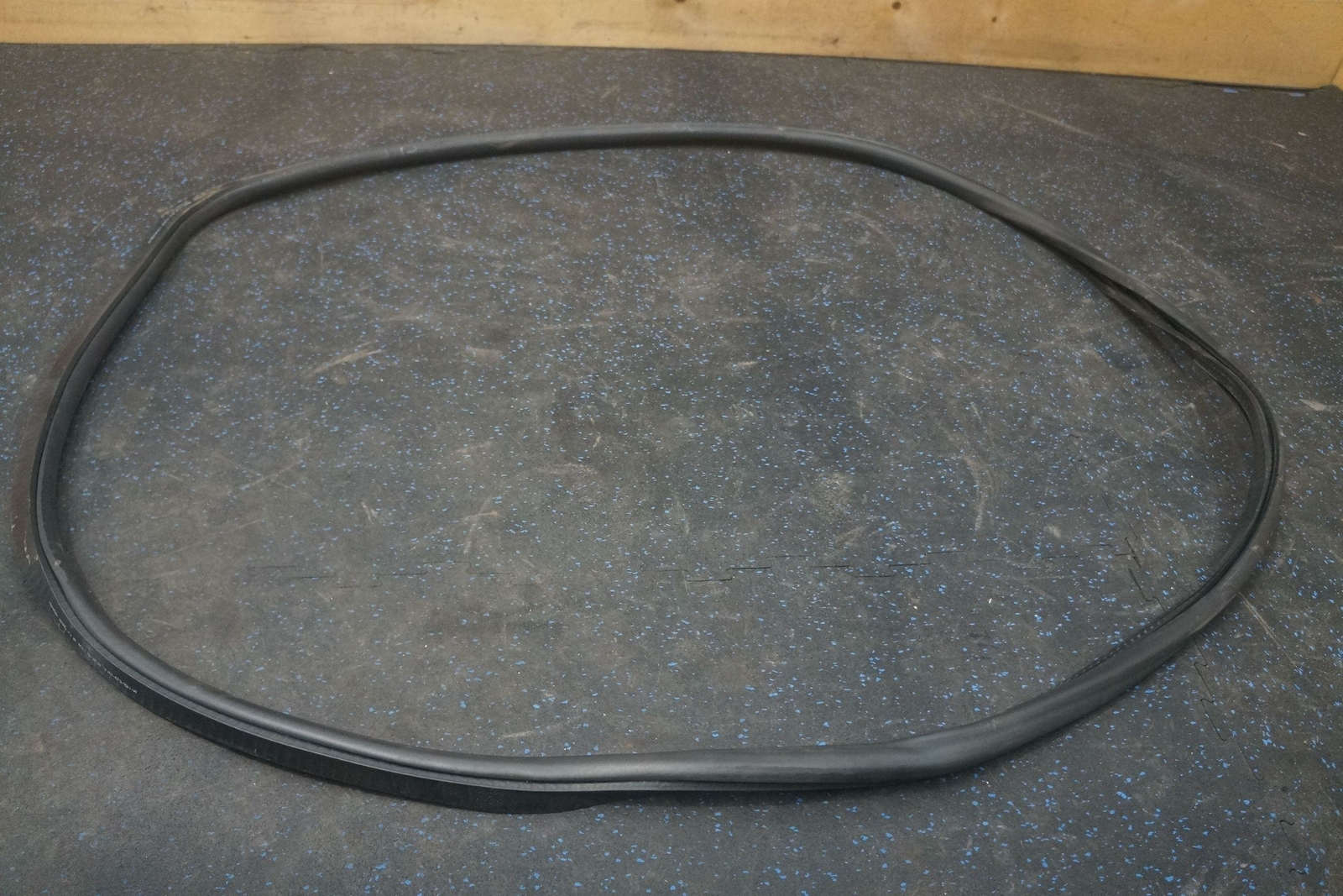 Front Door Seal Rubber Gasket Stripping 51727200301 OEM Rolls Royce Ghost 2010