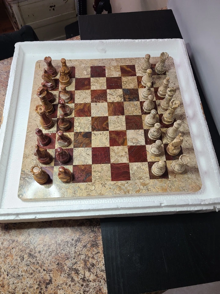 MARBLE CHESS SET GREEN ONYX MARBLE And FOSSIL CORAL. (Missing 1 Piece) - Image 2 of 4