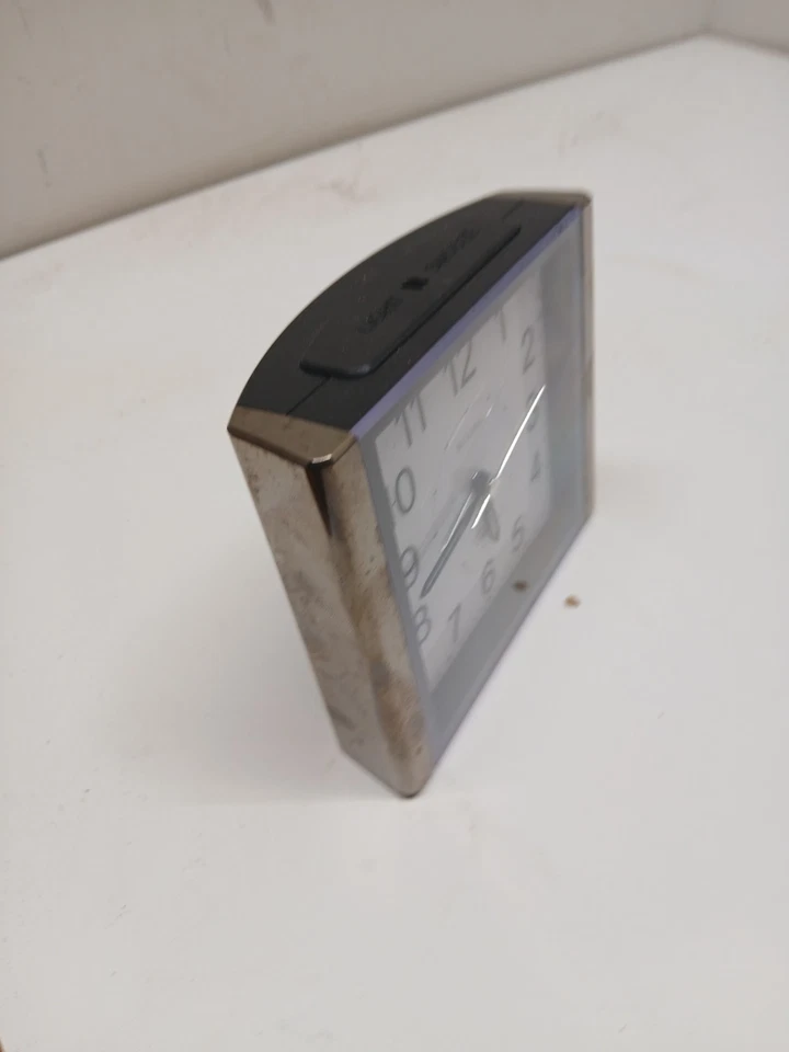 Bulova B1872 Light Sensor Sweep Alarm Clock - Image 4 of 4