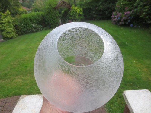 SUPERB ANTIQUE CRYSTAL ETCHED ROUND GLASS GLOBE PATTERN DUPLEX OIL LAMP SHADE - Picture 2 of 17