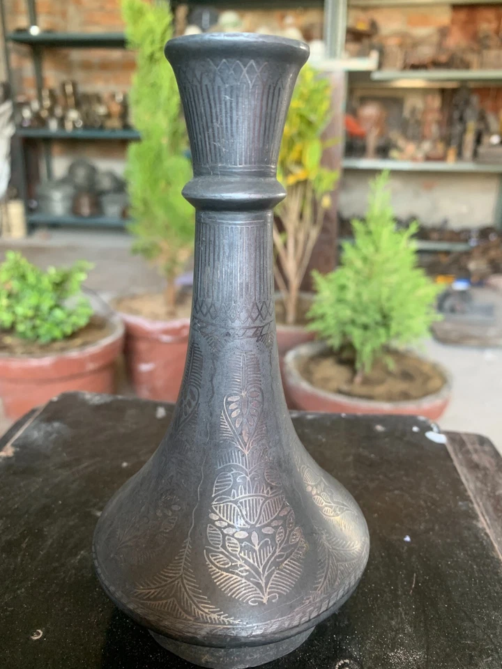 Antigua maceta de trabajo Bidri con incrustación de plata islámica mogol tallada a mano Foto 3 de 4