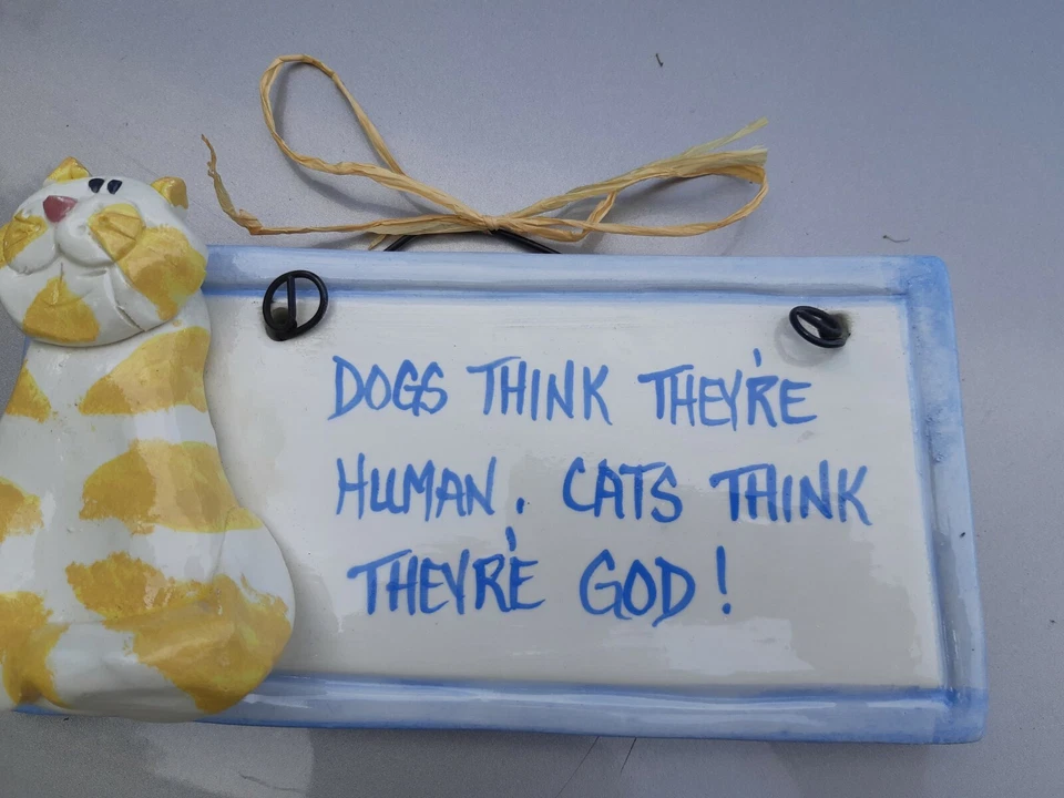 Los perros piensan que son humanos, los gatos piensan que son Dios. Letrero de porcelana/cerámica. Foto 3 de 4