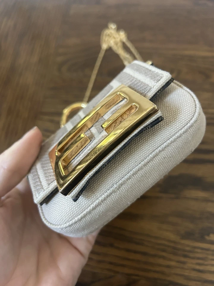 Bolso Bandolera Fendi Lona FF Bordado Nano Baguette Dije Beige Foto 4 de 4