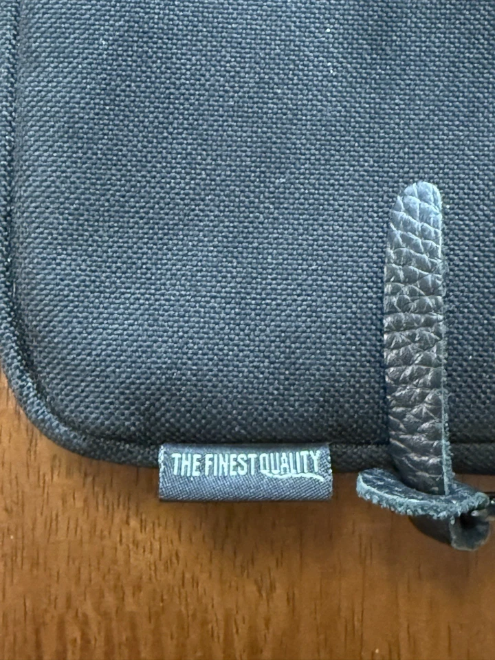 Funda Herschel Supply Co Anchor Negra Nylon Mini iPad y Kindle 5.8" x 8.6" Foto 4 de 4