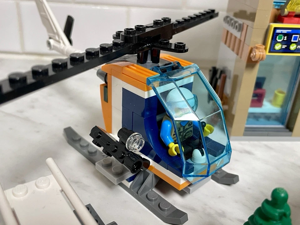 乐高城市:滑雪度假村 (60203) 无手册 带 9 个迷你公仔(请参阅详情) — 第 3/4 张图片