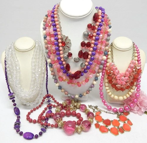 VINTAGE TO NOW COSTUME JEWELRY NECKLACE LOT, ASSORTED MATERIALS
