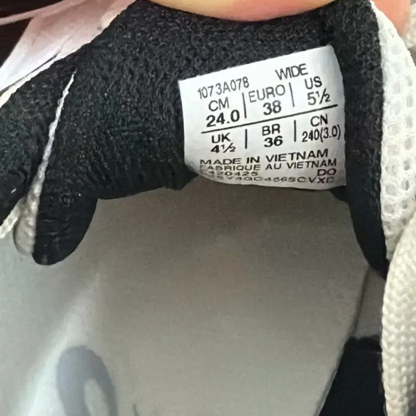 Asics Geltectic 13 Volleyball Shoes 240mm - Lightly Used thumbnail 2