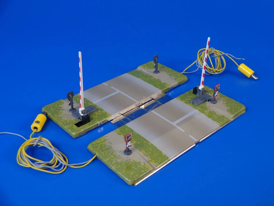 MARKLIN Z - 8992 - Fully automatic Level Crossing w. Half Gates - mini club / LN - Image 2 of 3