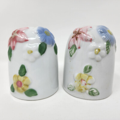 Vtg 90s White Ceramic Risen Spring Flowers 3'' Chunky Style Salt & Pepper Shakers