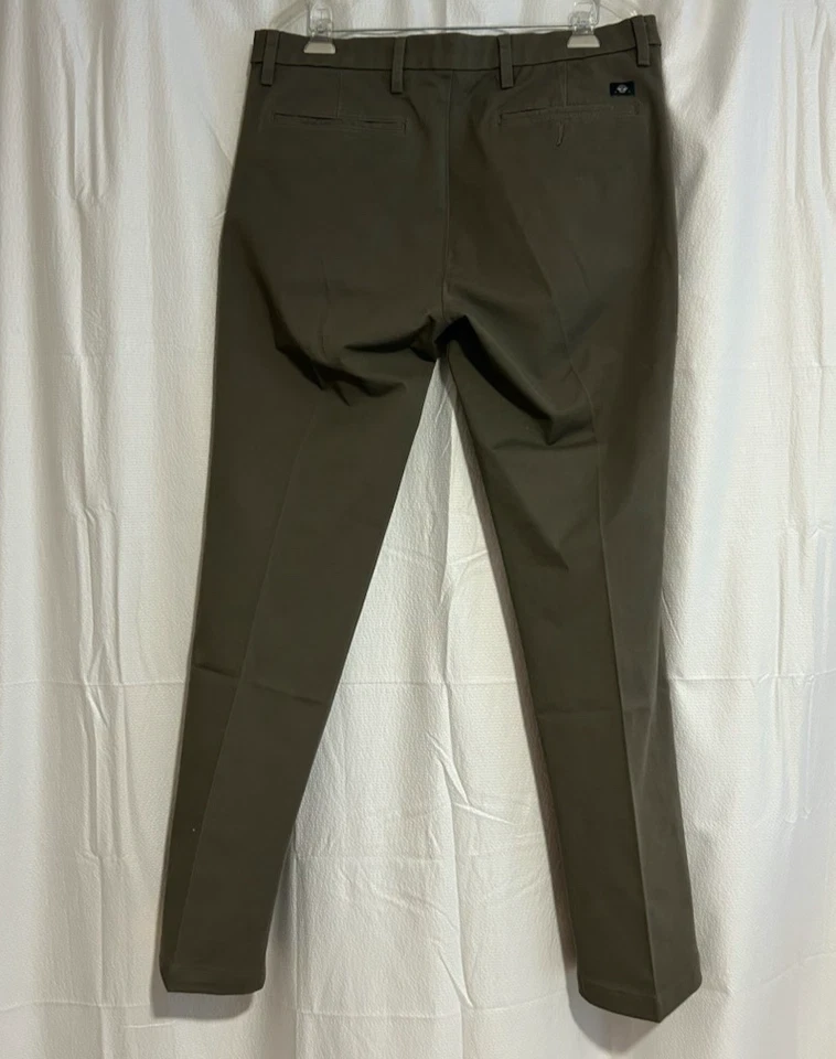 Caquis elásticos Dockers para hombre verde oscuro calce ajustado día de trabajo, talla 36W x 32L Foto 2 de 4