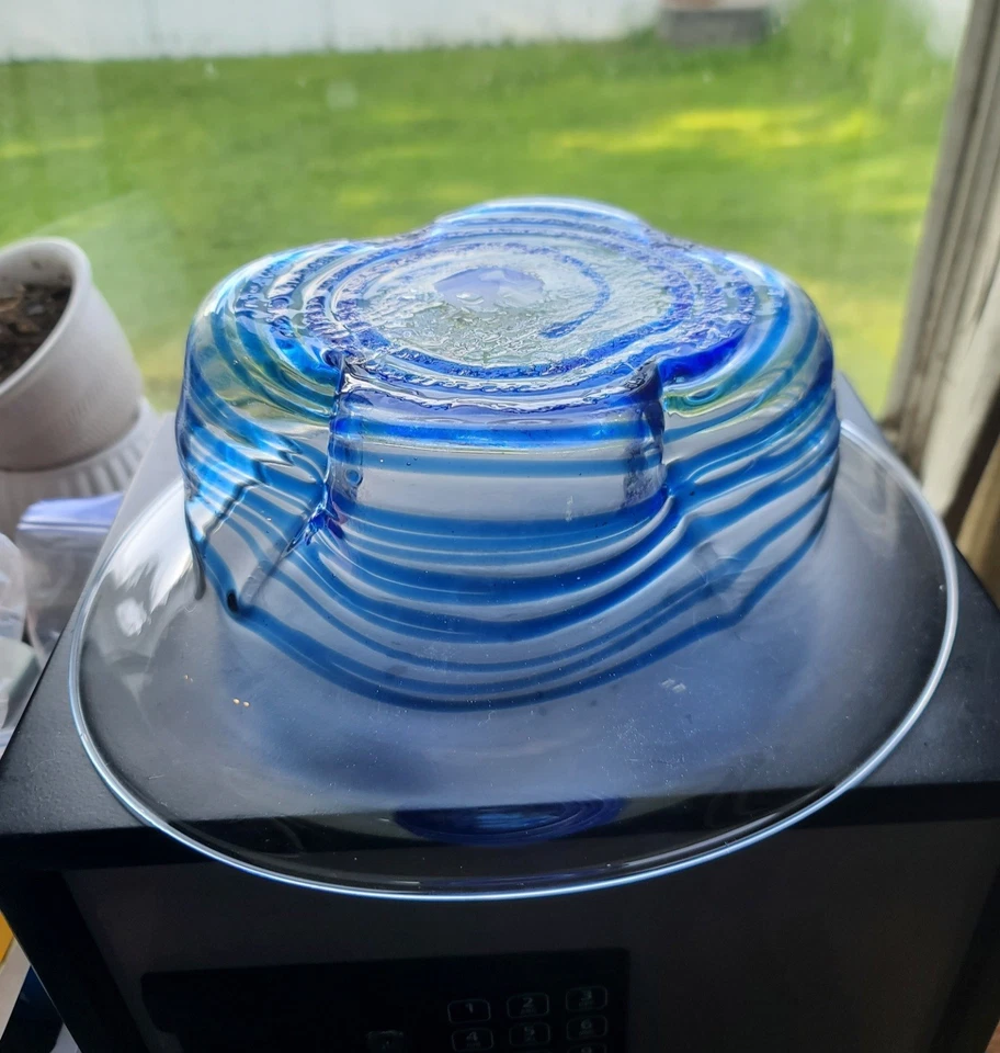 Este es un cuenco de cristal de Murano soplado a mano en forma de sombrero Foto 4 de 4