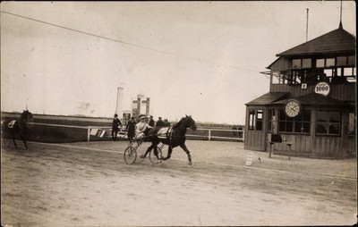Foto Ak Trabrennsport, Sulky, Ziel, Gebäude mit Uhr - 3046141