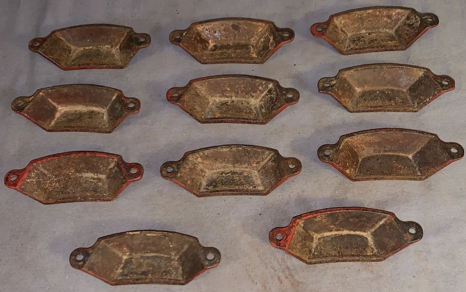 Gran juego de 11 tiradores antiguos de gabinete de cubo de hierro fundido pintura roja antigua Foto 3 de 3