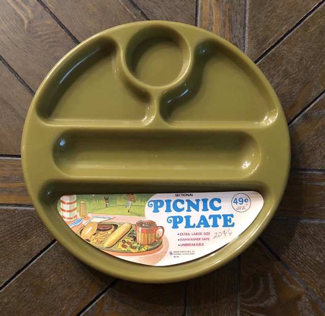 Vintage Set 5 Arrow Plastic Sectional Picnic Plates NOS Avocado Green