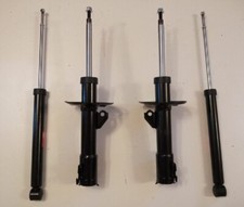 Satz 4 Gas Stoßdämpfer Dämpfer Federbeine Toyota Yaris P9  vorne hinten VA HA