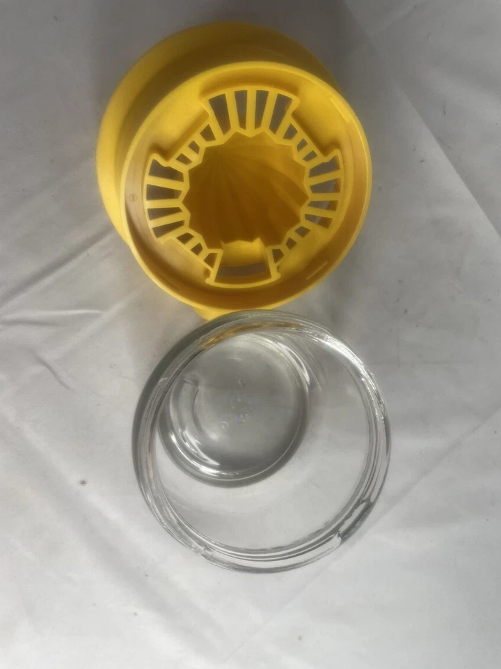 Exprimidor de limón vintage tapa amarilla con base de tarro de vidrio Gemco capacidad 12 oz EE. UU. Foto 3 de 3