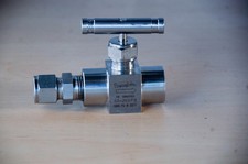 Swagelok SS-26VF8 Integral Bonnet Needle Valve stainless steel 6000 psi unused