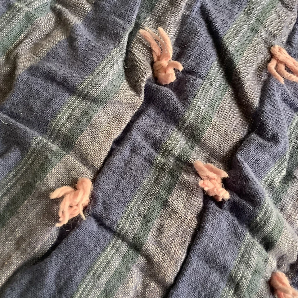 Vintage Hand Sewn Quilt Patchwork Cotton Scraps 75" x 58" - Image 4 of 4