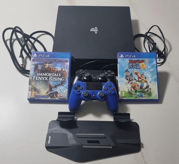 PS4 Slim + 2 mandos + Plataforma Cargador Mandos + juegos – Muy cuidada