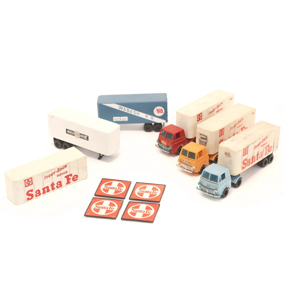 Ho Scale lot - Semi Trucks, Santa Fe Piggy Back Trailers by Tyco for 1:87 Trains - Image 3 of 4