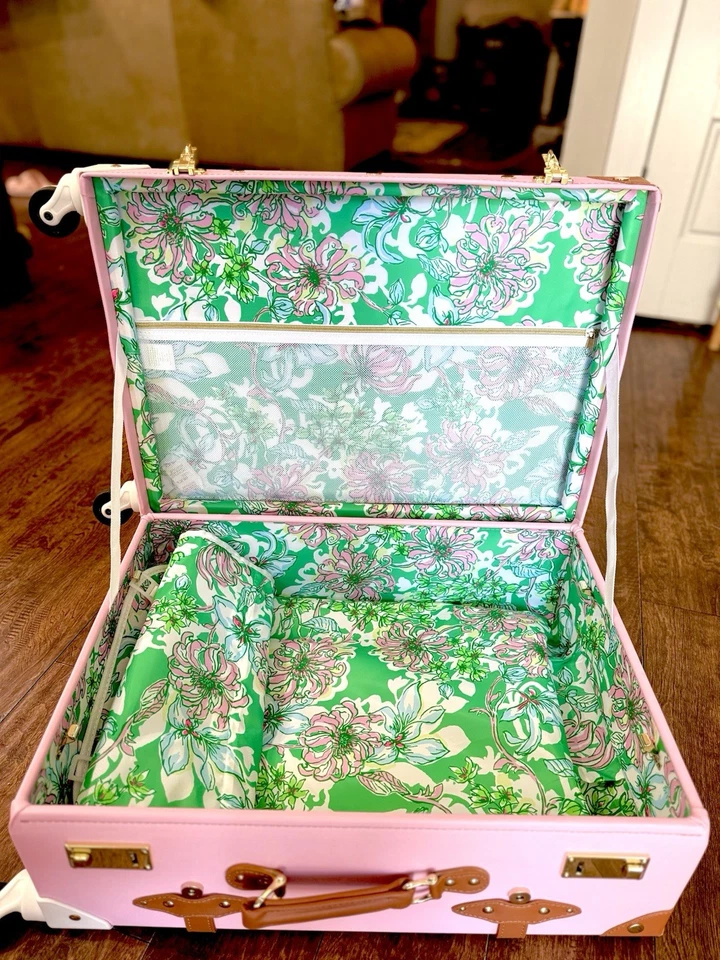 NEW Lilly Pulitzer Heritage Rolling Trunk Suitcase - 65th Anniversary GWP - Image 2 of 4