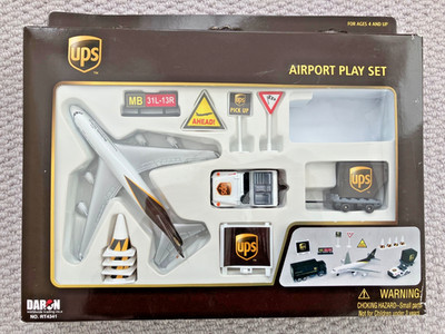 Unvollständiges RealToy Daron UPS BOEING 747-400F Frachter Flughafen Spielset 1:400 MIB
