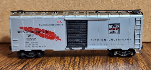 Coche de carga Western Pacific RR plateado 40' puerta única 19532 Kadee Athearn construido HO | Zustand: Used