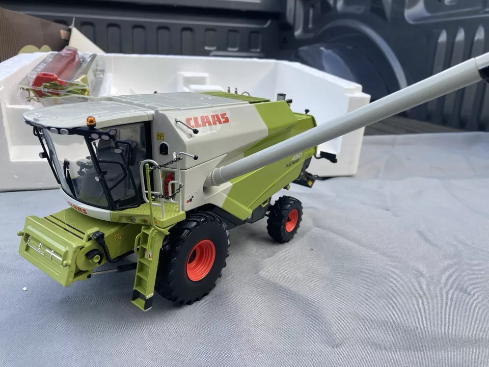 Claas Tucano 450 Combine 1/32 Universal Hobbies - Image 2 of 4