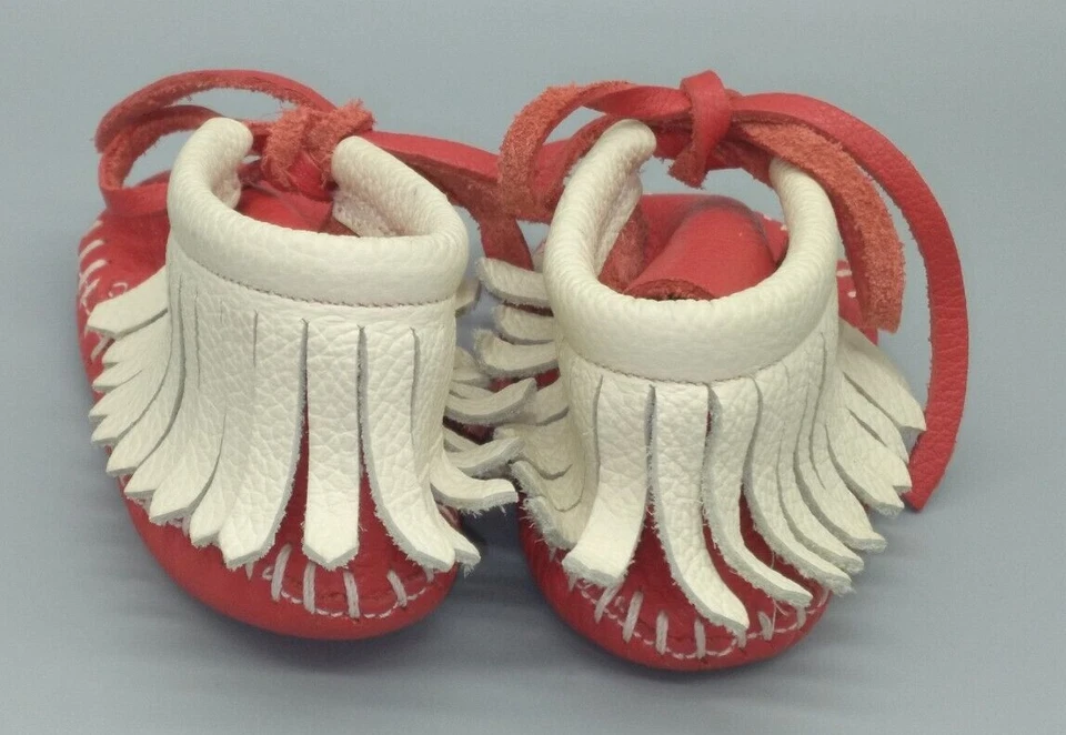Par de mocasines Taos rojos/blancos con flecos de cuero talla infantil Foto 4 de 4