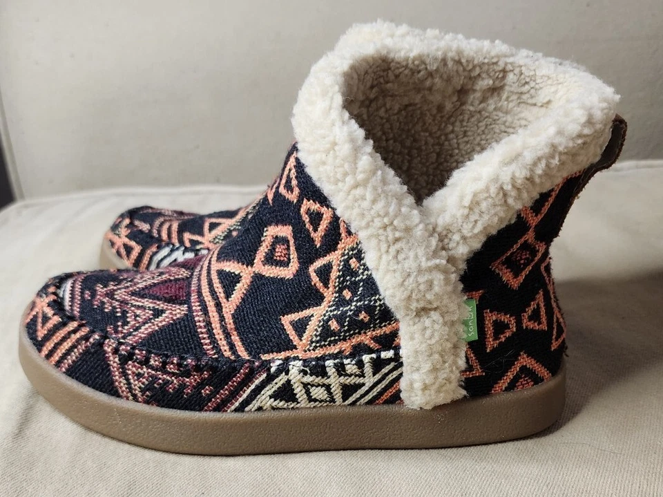 Botas al tobillo Sanuk para mujer con estampado azteca Ojai Sherpa Bootah talla 6 Foto 3 de 4