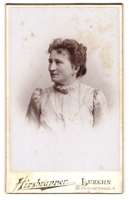 Fotografie Hirsbrunner, Luzern, Zürichstrasse 4, Bürgerliche Dame mit Kragenbro 