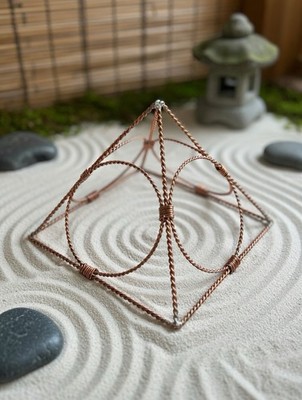 Kupfer Tensor Pyramide mit 4 Tensorringen Heilige Würfel Meditation 144/177MHz