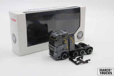 Herpa MAN TGX GX 8x4 Zugmaschine nardograu Löwe Nr. 958240 1:87 /HN3730
