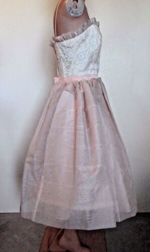 Vintage 50er Jahre cremefarbenes Spitzen- & staubiges rosa Organza Spaghettiriemen Abschlussballkleid - klein - Bild 2 von 6
