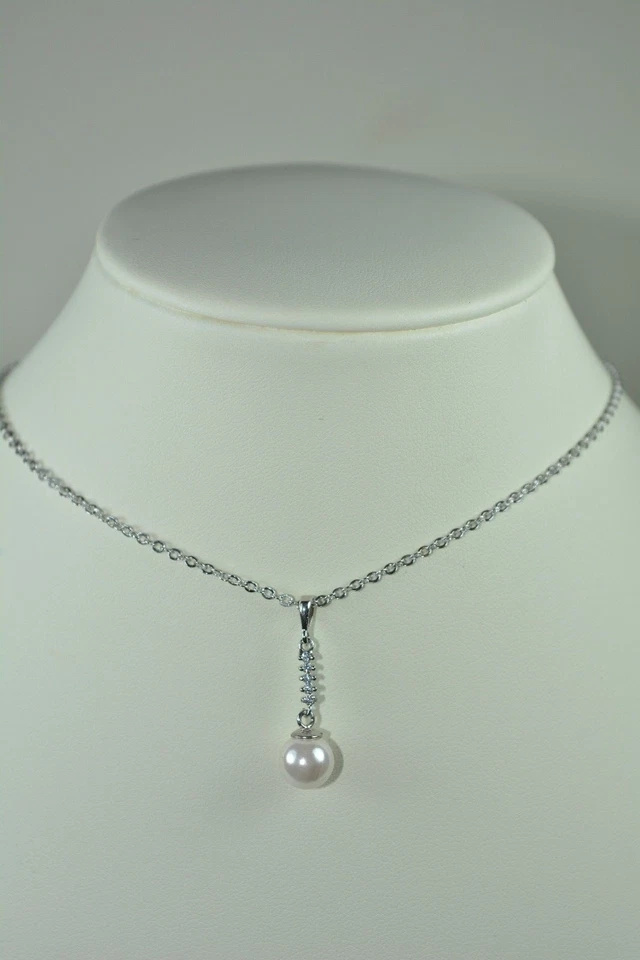 Collar colgante Forever 21 plata lágrima imitación perlas cadena 16"  Foto 4 de 4