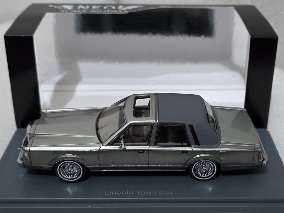 Lincoln Continental Town Car 1986 Grey 1:43 Neo NEO43546 Resin