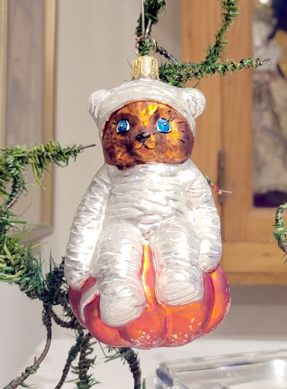 Radko "Bear Wrap" 99-062-0 Halloween Bear Mummy And Pumpkin Orn. Heavy Polish Gl
