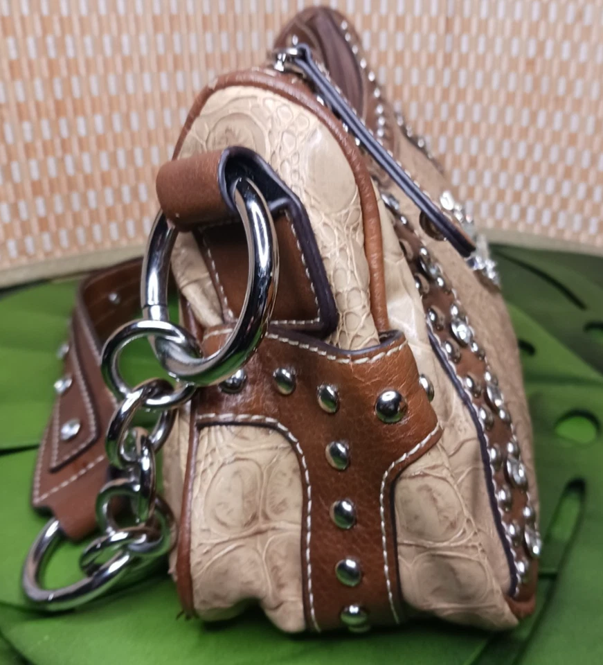 Blazin Roxx ~ Bolso de mano corto de cocodrilo en relieve ~ Acentos de diamantes de imitación tachonados 12 x 4,5 Foto 3 de 4