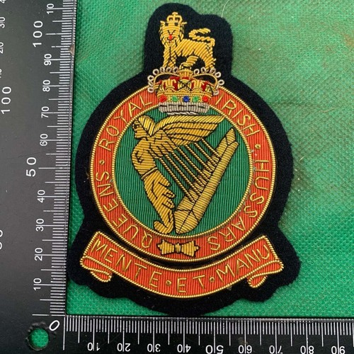 Besticktes Blazer-Abzeichen der britischen Armee mit Gold - königliche irische Husaren der Königin