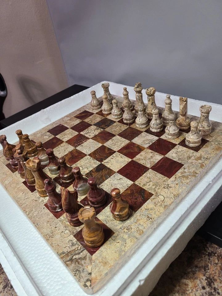 MARBLE CHESS SET GREEN ONYX MARBLE And FOSSIL CORAL. (Missing 1 Piece) - Image 3 of 4