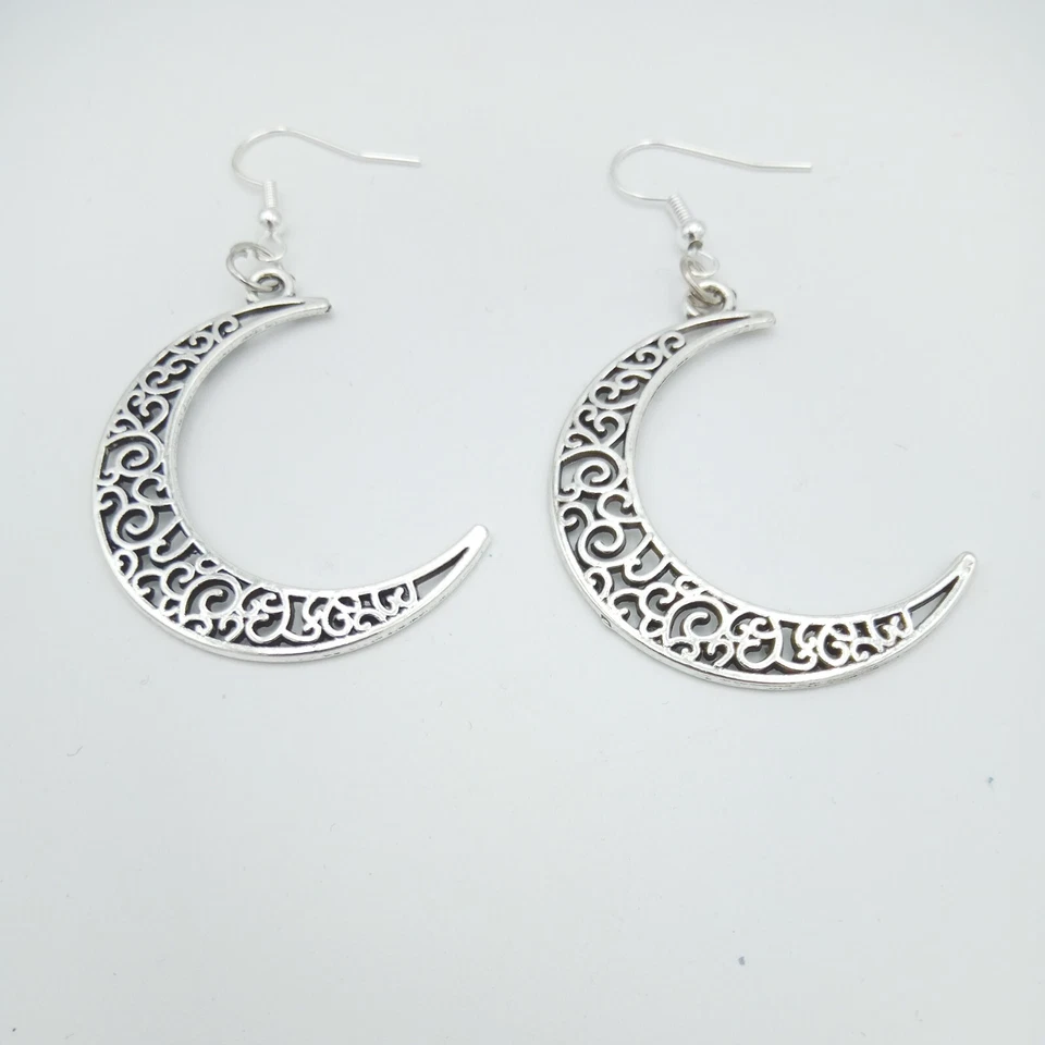 Pendientes Luna Grandes Adornamentados Media Luna Grande Símbolo Celestial Tono Plata Wica Pagano Foto 4 de 4