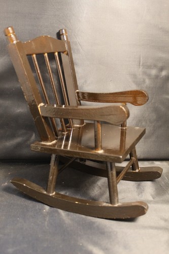 "Mecedora de madera vintage muñeca oso planta decoración madera oscura 10"" de alto" - Imagen 5 de 5