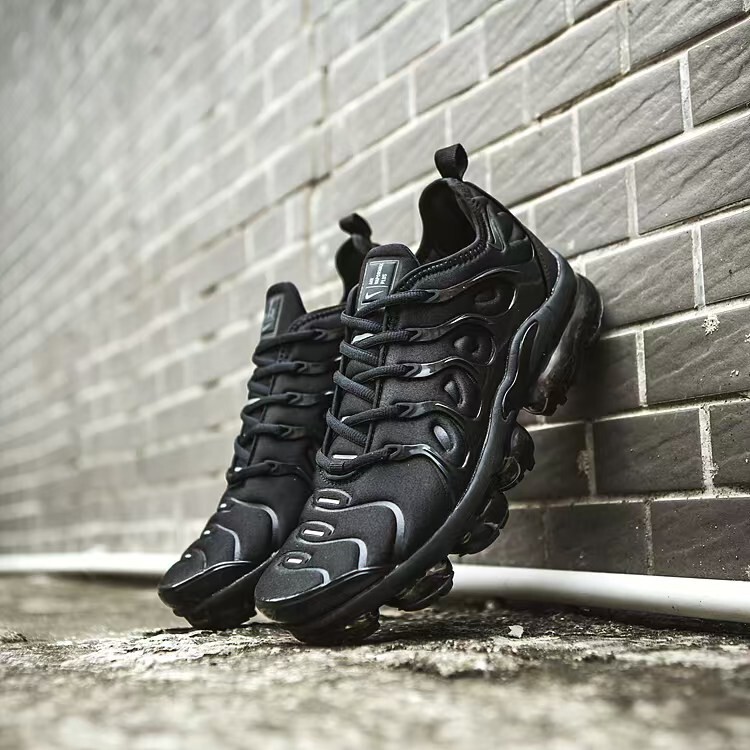 triple black vapormax tns