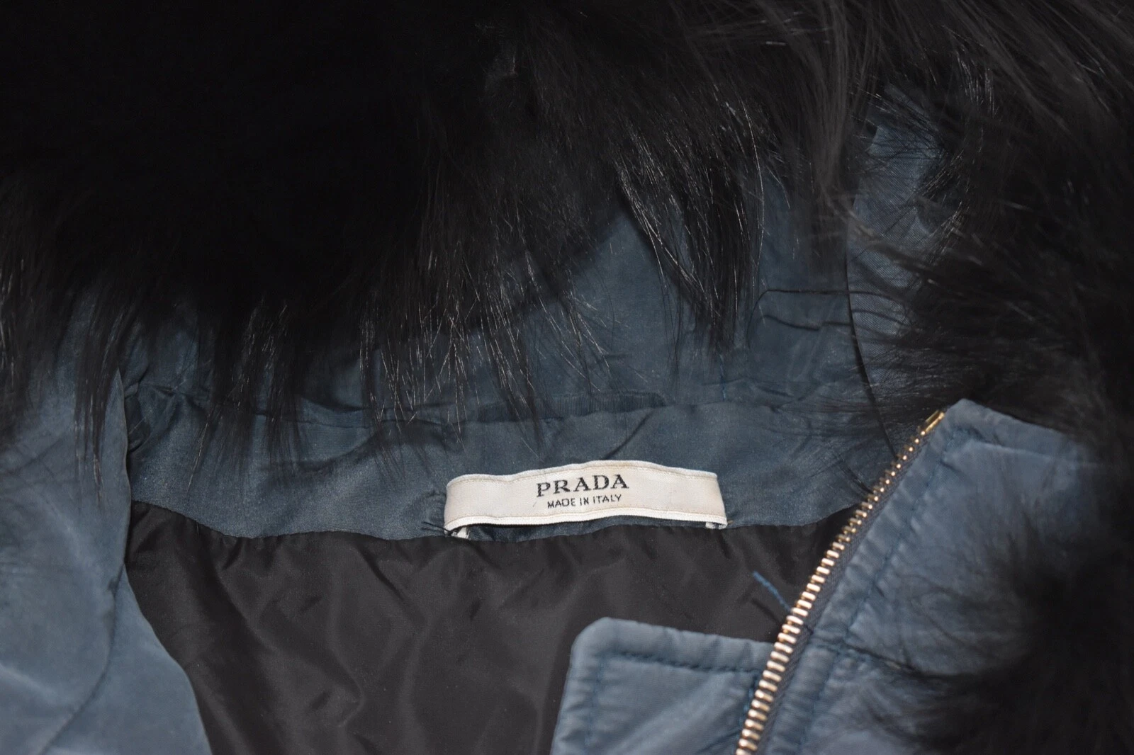 Giacca di seta Prada blu trapuntata cerniera nera pelliccia tinta donna IT42 UK10