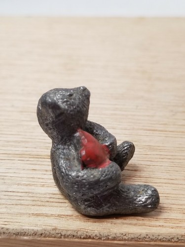 VINTAGE MINIATURE PEWTER TEDDY BEAR HUGGING RED HEART 1.5" SUPER CUTE - Picture 3 of 11