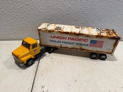 Ertl Union Pacific 20  Pressed Steel S Series Semi Truck