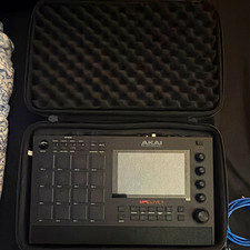 Akai Professional MPC Live II Black Sampler/Sequencer 16 Pads Pad Triggers Case