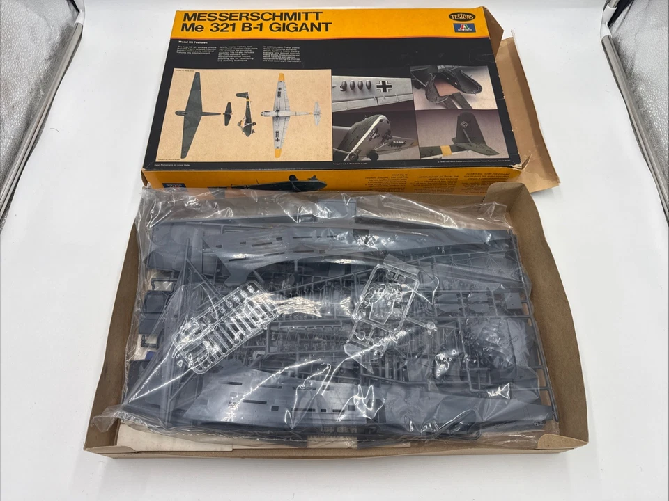 1979 Testors Italeri 865 Messerschmitt Me 321 B-1 Gigant 1/72 Scale Kit Open Box - Image 3 of 4