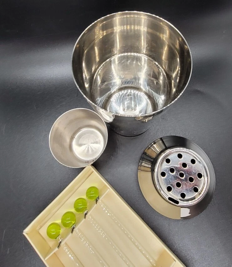 Juego de 4 piezas de coctelera redonda de vidrio verde POTTERY BARN de acero inoxidable de 7,5" Foto 3 de 4